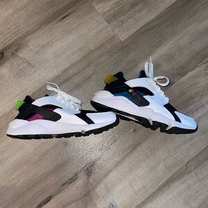 Nike Huarache peace love swoosh size 7 W